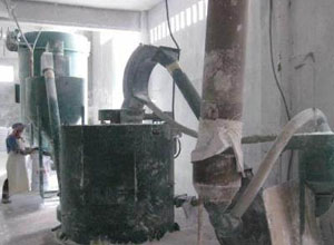 篩分膨潤(rùn)土現(xiàn)場(chǎng),要求90%物料過篩